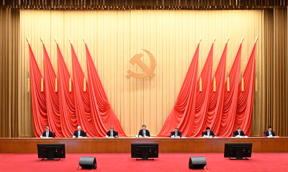 4月3日，學習貫徹習近平新時代中國特色社會主義思想主題教育工作會議在北京召開。中共中央總書記、國家主席、中央軍委主席習近平出席會議并發表重要講話。李強、趙樂際、王滬寧、蔡奇、丁薛祥、李希、韓正出席會議。新華社記者 謝環馳 攝