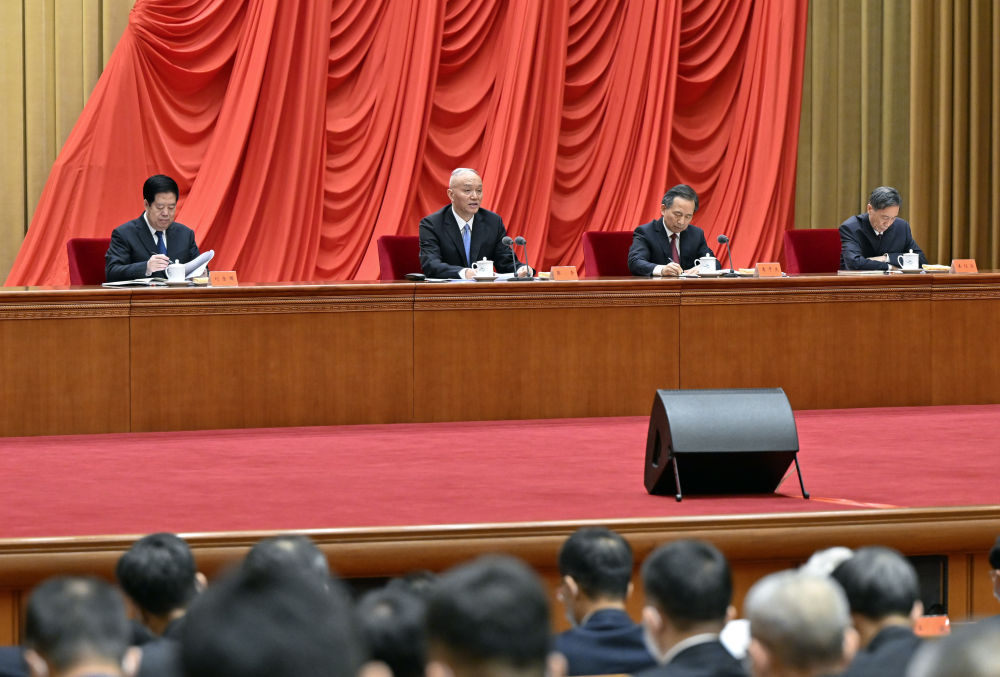4月3日，學習貫徹習近平新時代中國特色社會主義思想主題教育工作會議在北京召開。中共中央政治局常委、中央學習貫徹習近平新時代中國特色社會主義思想主題教育領導小組組長蔡奇作總結講話。新華社記者 殷博古 攝