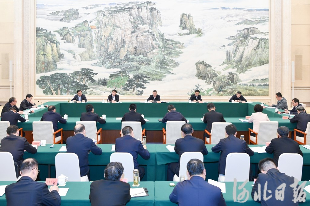 4月13日，省委書記、省委學習貫徹習近平新時代中國特色社會主義思想主題教育領導小組組長倪岳峰主持召開領導小組第一次會議。河北日報記者 趙海江 攝