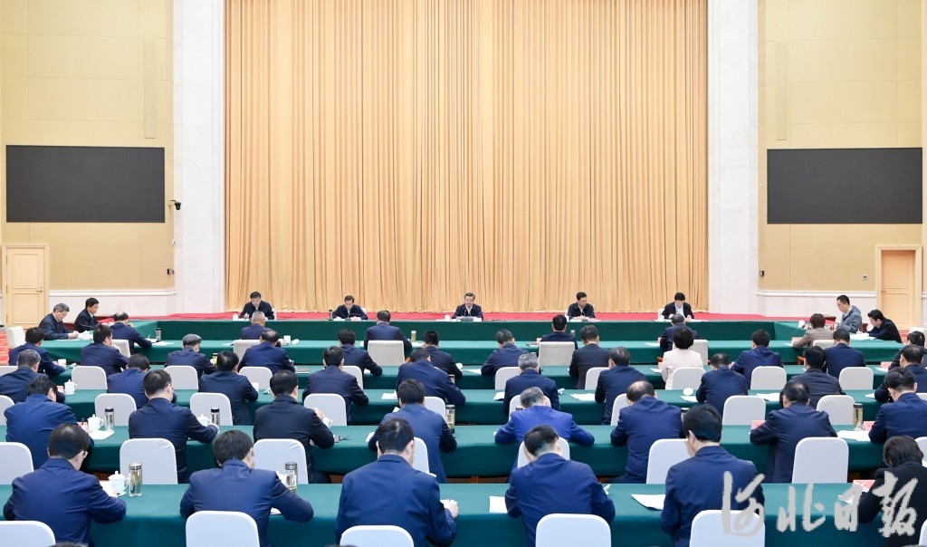 4月13日，省委書記倪岳峰主持召開省委理論學習中心組學習會。河北日報記者 趙海江 攝