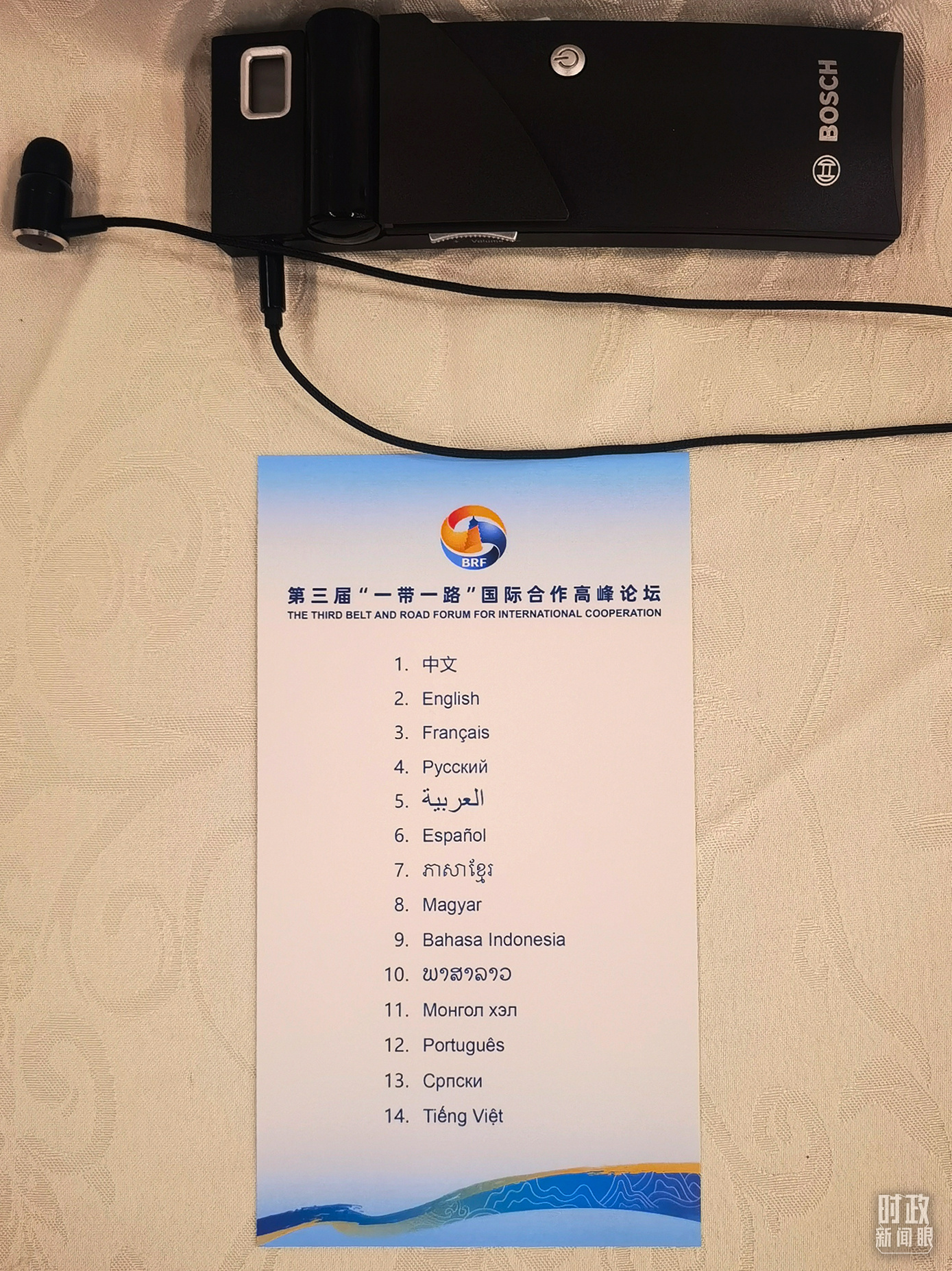 △開幕式現場提供14種語言的同聲傳譯。（總臺央視記者范學禹拍攝）